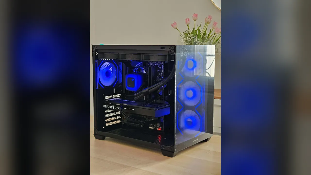 PC gamer monté par TechNancy à Nancy : boîtier Deepcool vitré, watercooling, ventilateurs RGB bleus et carte graphique GeForce RTX