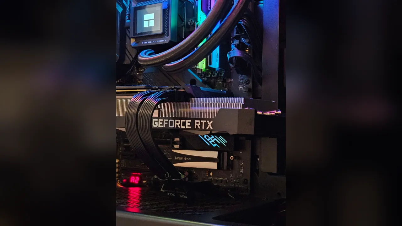 Détail d'un montage TechNancy : watercooling Thermalright, RAM G.Skill RGB, carte graphique GeForce RTX, SSD Lexar et câbles gainés bien rangés